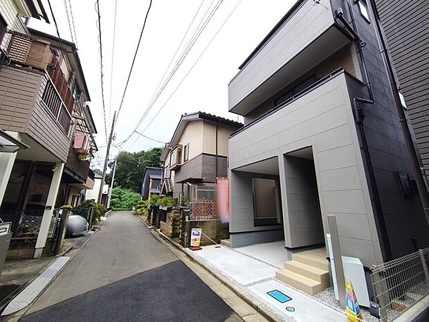 前面道路は通り抜けができないため、交通量が少なく静かな住環境です。