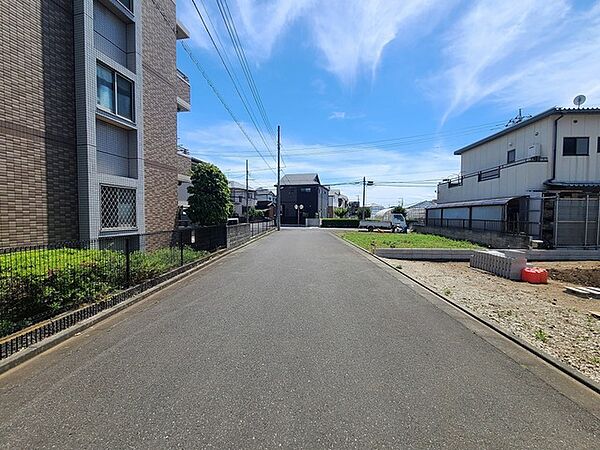 6m幅員の道路に面しておりお車の運転が苦手な方でも安心して出入りいただけます。 戸建てが立ち並ぶ静かな住宅街。