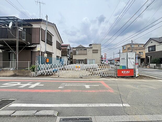 セカンドカーや来客時にも便利なカースペース3台分ございます。
