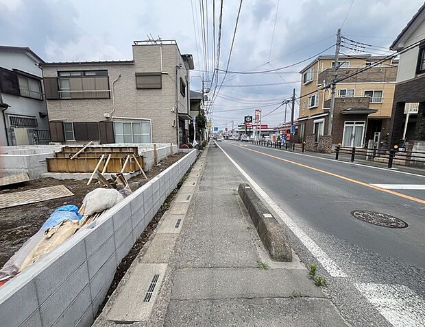 6m幅員の道路に面しておりお車の運転が苦手な方でも安心して出入りいただけます。