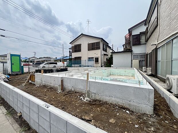 南側のお部屋から出入りできる、奥行きのあるワイドバルコニー。心地よい陽射しと暖かな風を楽しむことが出来ます。