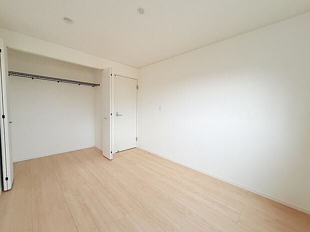 今からここを誰のお部屋にしようか、そんな洋室。大きさは6.0帖です。 