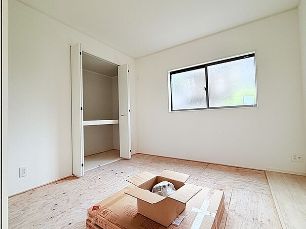 和室があるとやはりどこか心落ち着いてしまいます。客間としてもちょうど良い約5.2帖。 