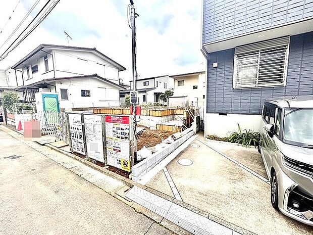 周辺は新旧建ち並ぶ住宅街です。最寄りの小学校は歩いて4分と嬉しい距離感です。