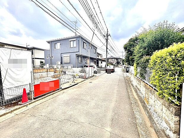 5m幅員の道路に面しておりお車の運転が苦手な方でも安心して出入りいただけます。 