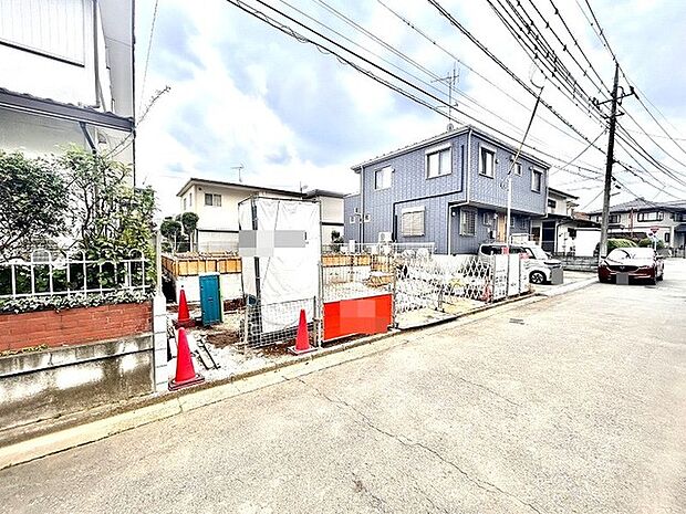 戸建てが立ち並ぶ静かな住宅街。四季折々の移り変わりを感じながら自然と楽しみ、暮らす、そんな毎日を日々の中で感じられる住環境 