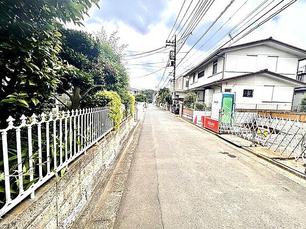 セカンドカーや来客時にも便利なカースペース3台分ございます。 
