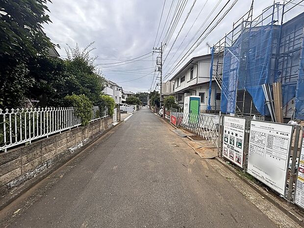 前面道路は広く、駐車がしやすいです。駐車スペース3台分ございます。 