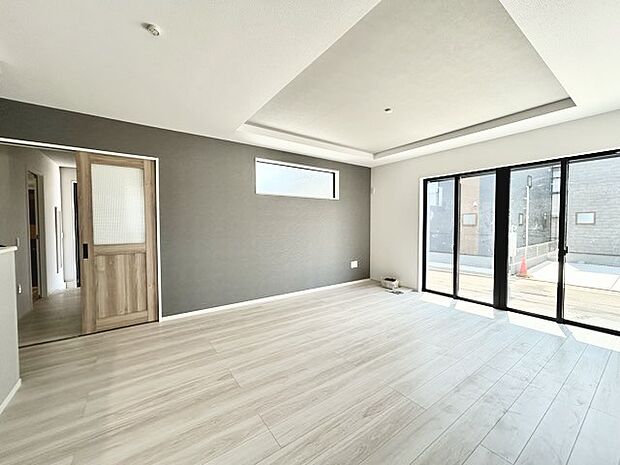 大きな開口部から明るい光が差し込むリビング。日中の室内の明るさがこの部屋の魅力です。 