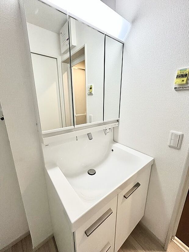 お出かけ前の身だしなみに一歩差がつく三面鏡。ミラー裏にはたっぷり収納もございます。