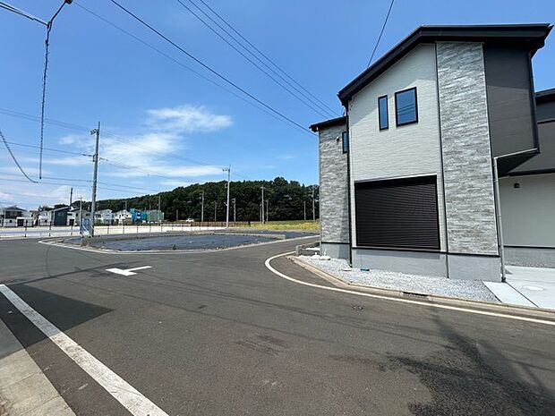 前面道路は広く、駐車がしやすいです。駐車スペース2台分ございます。