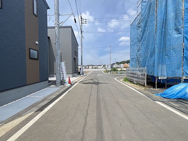 6m幅員の道路に面しておりお車の運転が苦手な方でも安心して出入りいただけます。 