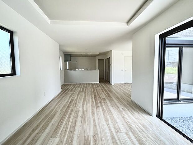 大きな開口部から明るい光が差し込むリビング。日中の室内の明るさがこの部屋の魅力です。