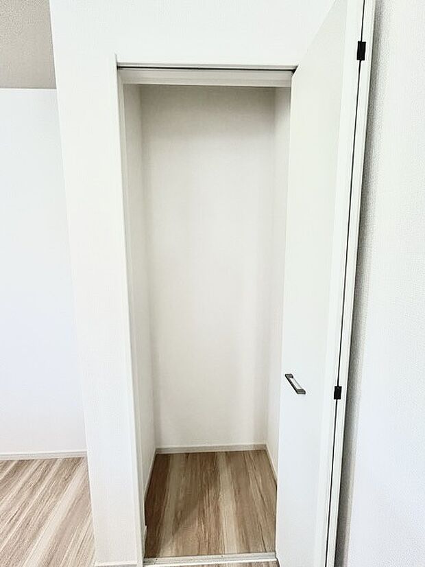 大容量のパントリーがございますので、非常食や食品のストックも沢山置けます。
