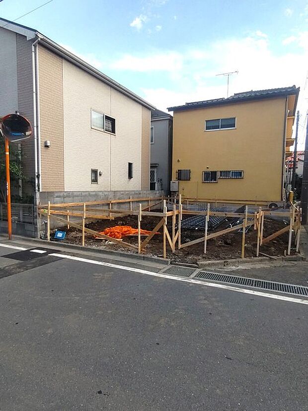 戸建てが立ち並ぶ静かな住宅街。四季折々の移り変わりを感じながら自然と楽しみ、暮らす、そんな毎日を日々の中で感じられる住環境 
