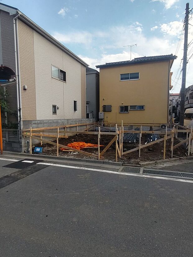 カースペースは1台駐車できます。車庫の出し入れのしやすさなど、実際に現地にてご確認ください。 