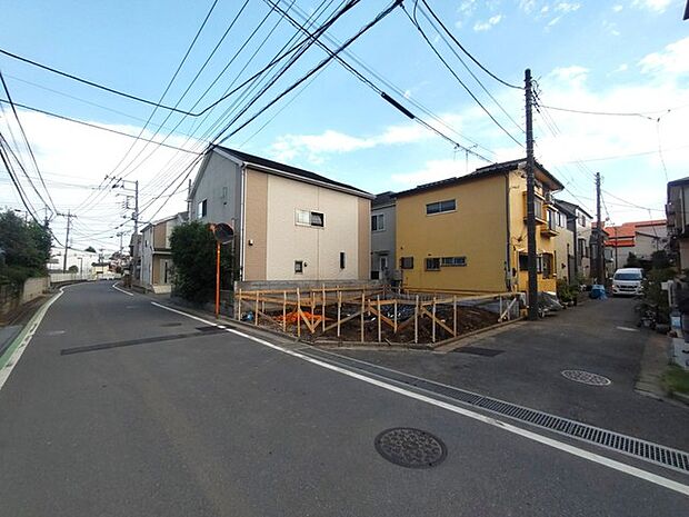 6m幅員の道路に面しておりお車の運転が苦手な方でも安心して出入りいただけます。 