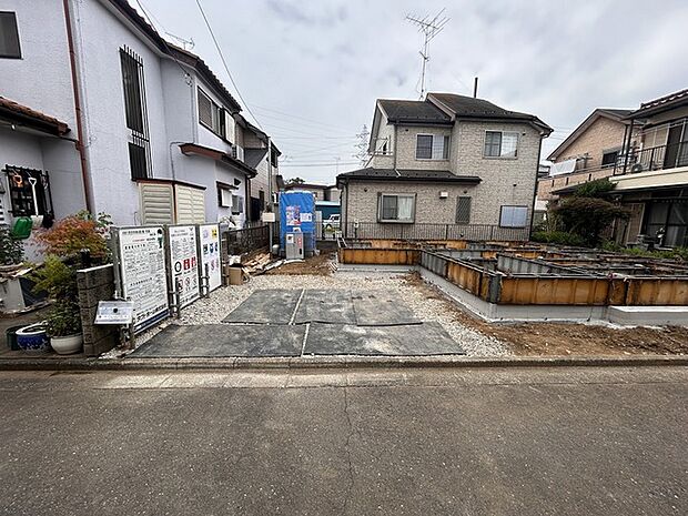 並列2台分の駐車スペースがございますので、2台持ちの方や来客用としても良さそうです。