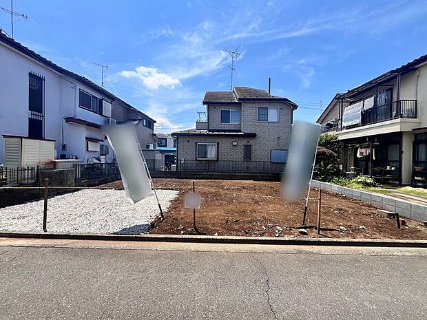 前面道路は交通量が少なく、駐車がしやすいです。駐車スペース2台分ございます。 