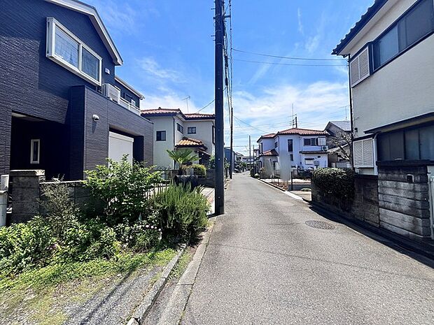 戸建てが立ち並ぶ静かな住宅街。四季折々の移り変わりを感じながら自然と楽しみ、暮らす、そんな毎日を日々の中で感じられる住環境 