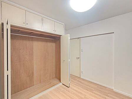 【洋室／約4．5帖】 収納内部にはハンガーパイプが設けられ、衣服の収納にちょうど良い場所です。