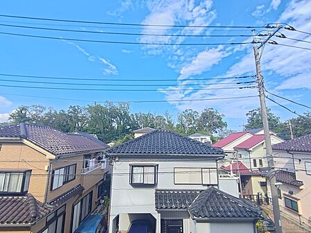 周りに高い建物が無く、窮屈感がありません。