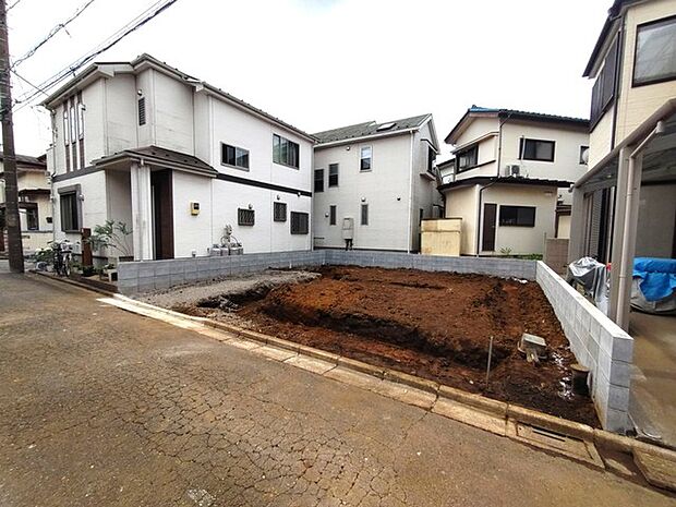 戸建てが立ち並ぶ静かな住宅街。四季折々の移り変わりを感じながら自然と楽しみ、暮らす、そんな毎日を日々の中で感じられる住環境 