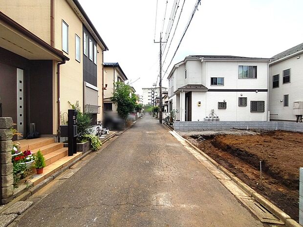 戸建てが立ち並ぶ静かな住宅街。四季折々の移り変わりを感じながら自然と楽しみ、暮らす、そんな毎日を日々の中で感じられる住環境 