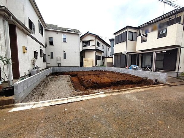 戸建てが立ち並ぶ静かな住宅街。四季折々の移り変わりを感じながら自然と楽しみ、暮らす、そんな毎日を日々の中で感じられる住環境 