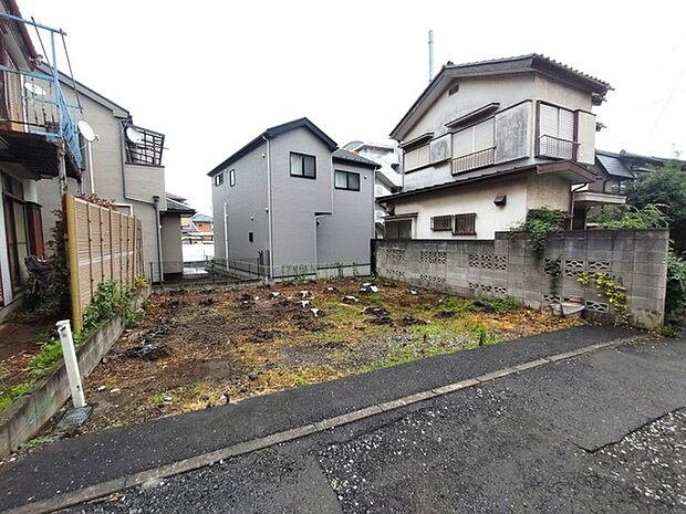 戸建てが立ち並ぶ静かな住宅街。四季折々の移り変わりを感じながら自然と楽しみ、暮らす、そんな毎日を日々の中で感じられる住環境 