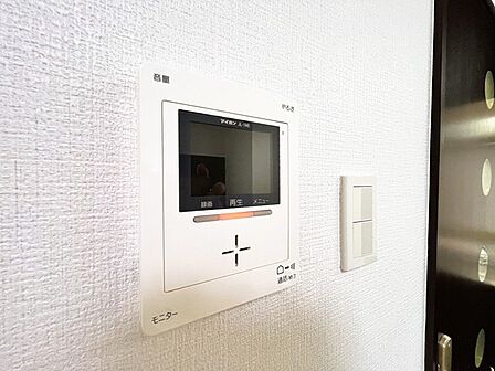 録画機能もあり、どのような人が何時に来訪されたのかが分かります。防犯上はもちろん、お届け物などの把握にも便利です。ライトが付いているので、夜間でも安心です。