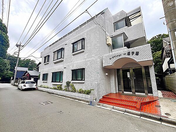 戸建てが立ち並ぶ静かな住宅街。四季折々の移り変わりを感じながら自然と楽しみ、暮らす、そんな毎日を日々の中で感じられる住環境