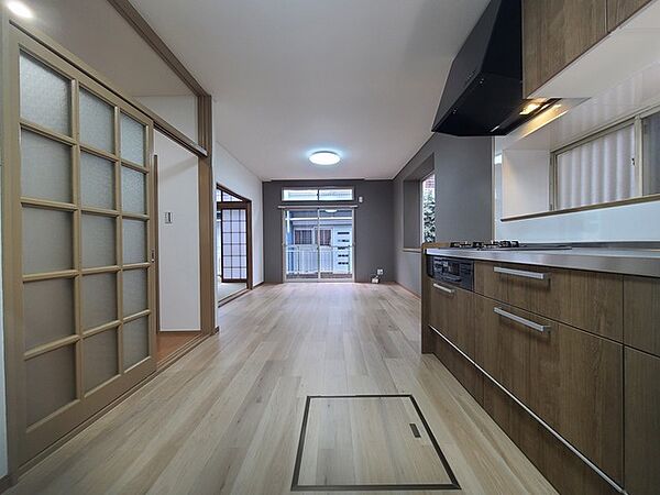家族団欒のリビング。陽光差し込む食卓には家族の会話とスマイルが溢れます。いつまでもここで食卓を囲みたくなる、そう感じさせてくれるスペース。