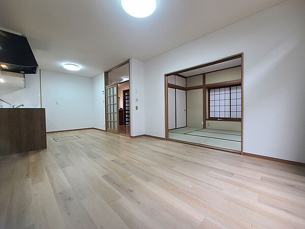 夕食の時間。家族、友人、両親、親戚との会話がより料理を美味しくしてくれる。あっという間に時間が過ぎてしまう居心地の良さは、普段はほっとする空間としてここにあります。