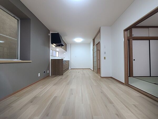 家族団欒のリビング。陽光差し込む食卓には家族の会話とスマイルが溢れます。いつまでもここで食卓を囲みたくなる、そう感じさせてくれるスペース。