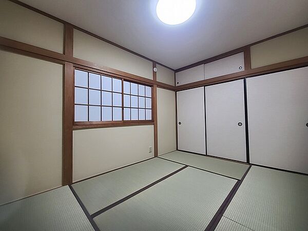 和室があるとやはりどこか心落ち着いてしまいます。客間としてもちょうど良い6帖。
