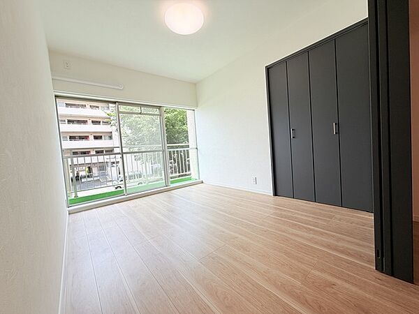 今からここを誰のお部屋にしようか、そんな洋室。大きさは5.5帖です。 この部屋は大きな収納庫が特徴。