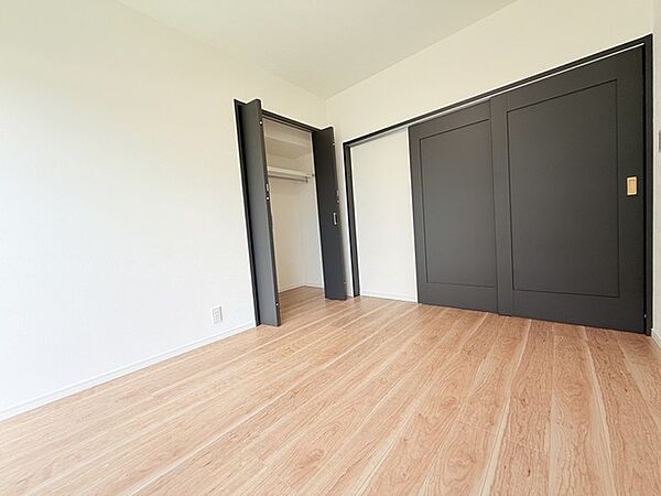 今からここを誰のお部屋にしようか、そんな洋室。大きさは5.5帖です。