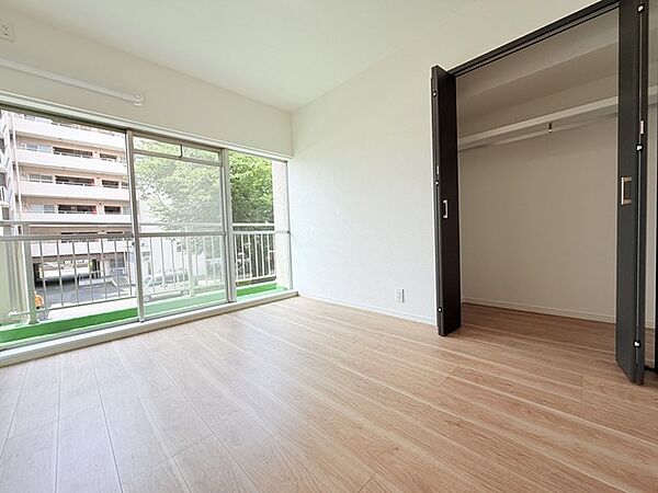 今からここを誰のお部屋にしようか、そんな洋室。大きさは5.5帖です。