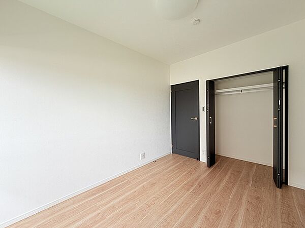 今からここを誰のお部屋にしようか、そんな洋室。大きさは5.5帖です。