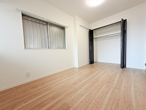 今からここを誰のお部屋にしようか、そんな洋室。大きさは6.5帖です。