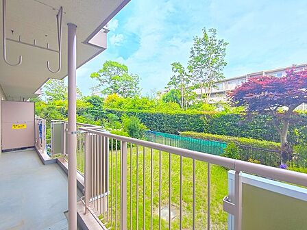 南向きで陽当たり良好なバルコニー。お洗濯物がすぐに乾きます。