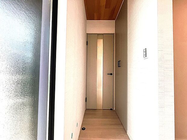 キッチン横にはパントリーがございますので、非常食や食品のストックも沢山置けます。