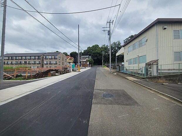戸建てが立ち並ぶ静かな住宅街。四季折々の移り変わりを感じながら自然と楽しみ、暮らす、そんな毎日を日々の中で感じられる住環境