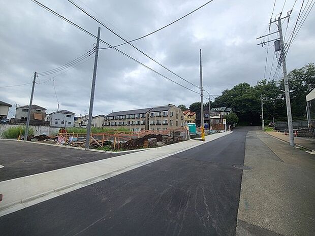 戸建てが立ち並ぶ静かな住宅街。四季折々の移り変わりを感じながら自然と楽しみ、暮らす、そんな毎日を日々の中で感じられる住環境