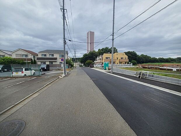 戸建てが立ち並ぶ静かな住宅街。四季折々の移り変わりを感じながら自然と楽しみ、暮らす、そんな毎日を日々の中で感じられる住環境