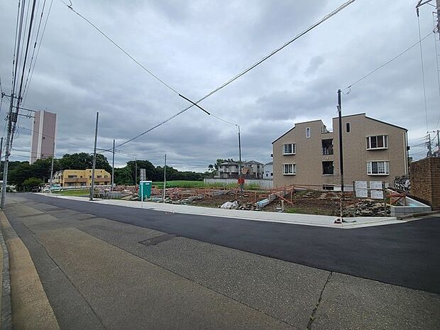 戸建てが立ち並ぶ静かな住宅街。四季折々の移り変わりを感じながら自然と楽しみ、暮らす、そんな毎日を日々の中で感じられる住環境