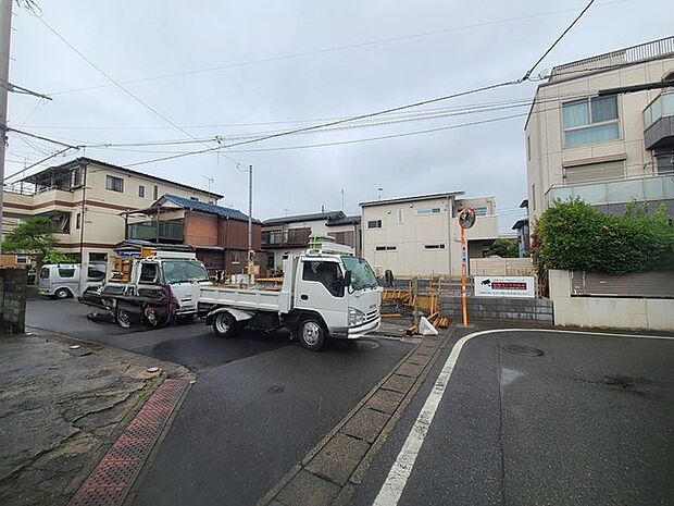 戸建てが立ち並ぶ静かな住宅街。四季折々の移り変わりを感じながら自然と楽しみ、暮らす、そんな毎日を日々の中で感じられる住環境