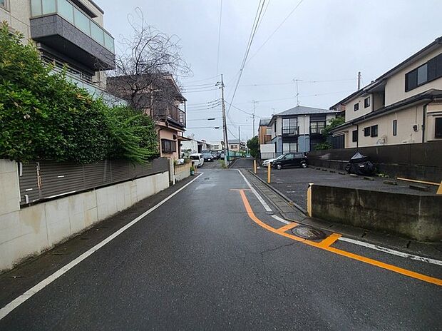 戸建てが立ち並ぶ静かな住宅街。四季折々の移り変わりを感じながら自然と楽しみ、暮らす、そんな毎日を日々の中で感じられる住環境
