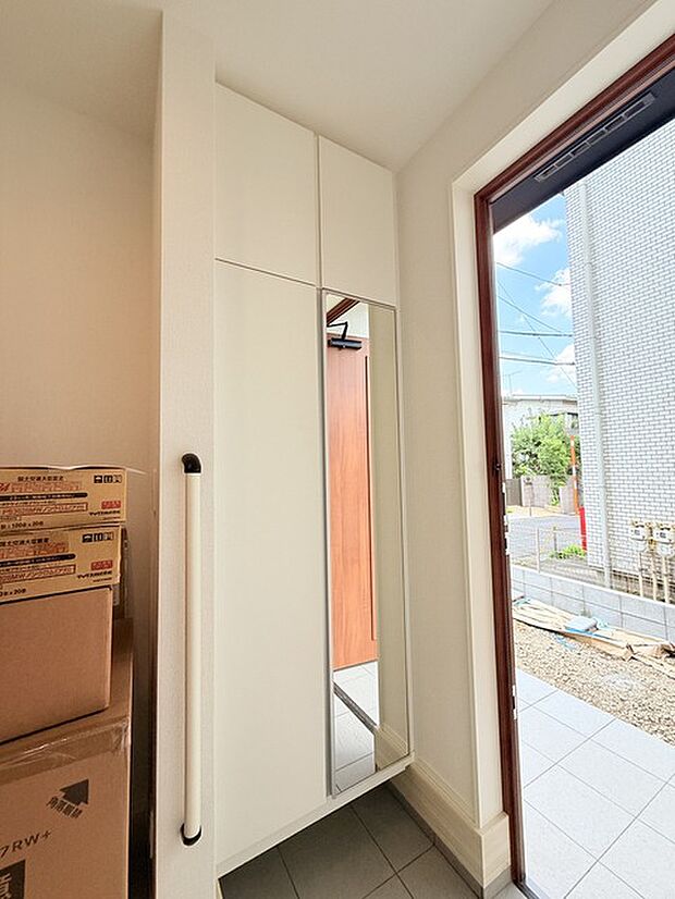 お宅の顔となる明るく開放的な玄関。ご家族皆様様の靴を収納できるスペースと全身鏡があり、お出掛け前に身だしなみチェックもできます。